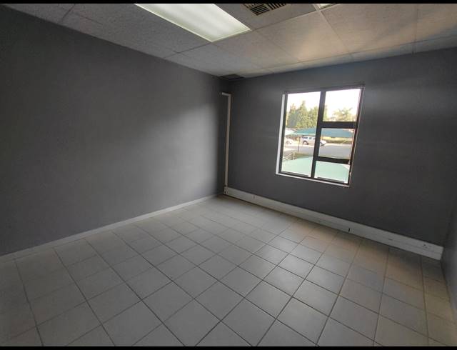 144M² OFFICE TO LET IN FOURWAYS